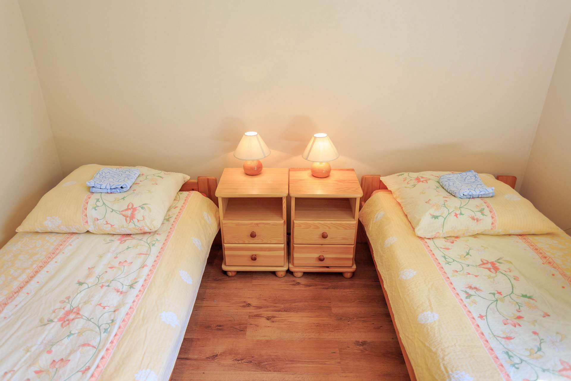 Pokój z lampkami nocnymi